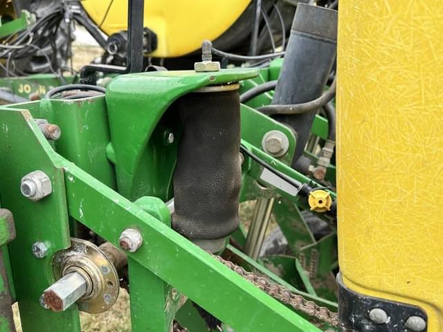Image of John Deere 7200 equipment image 2