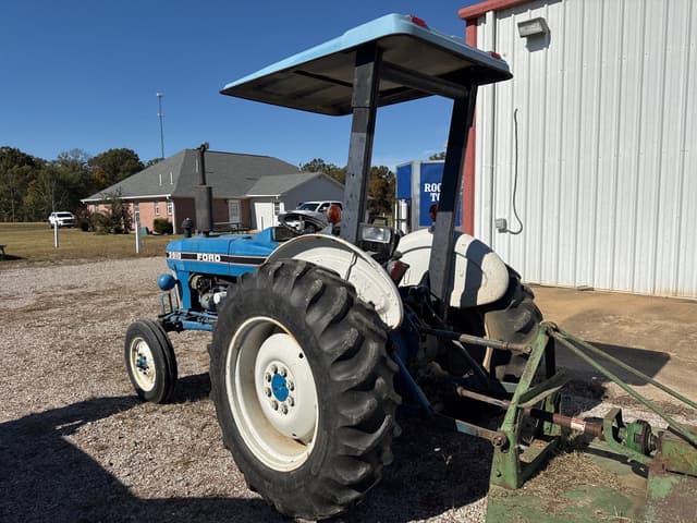 Image of Ford 3910 equipment image 3