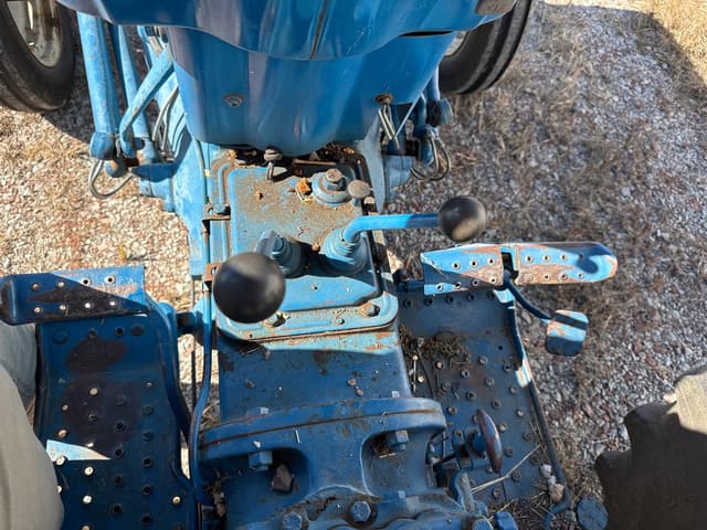 Image of Ford 3910 equipment image 4