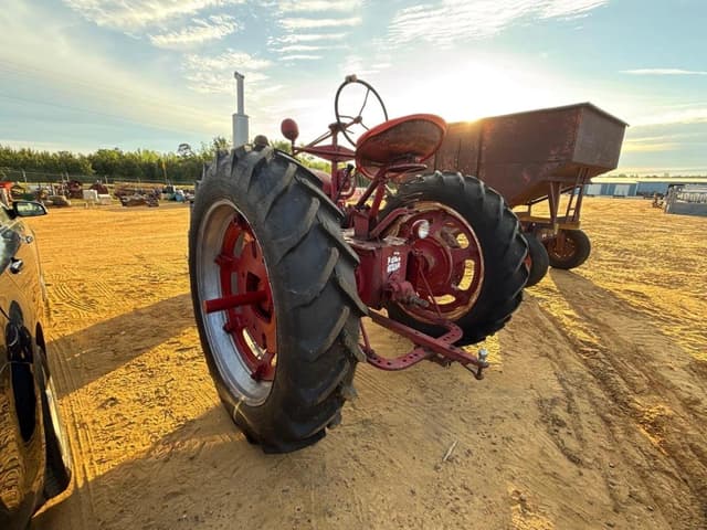Image of Farmall H equipment image 2