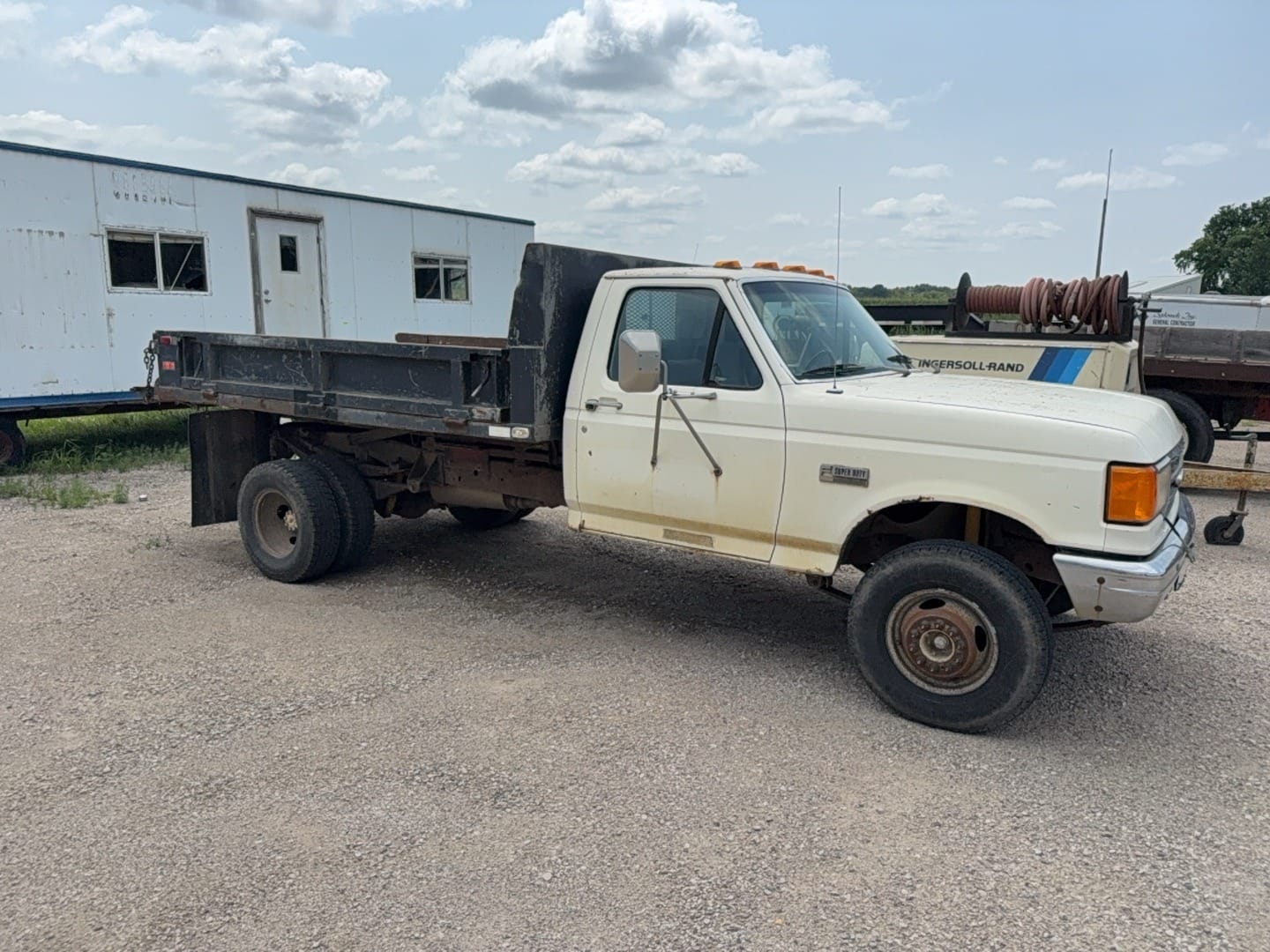 1990 Ford F-Super Duty Equipment Image0