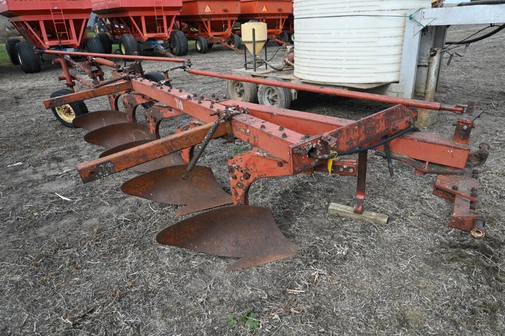 Main image International Harvester 710