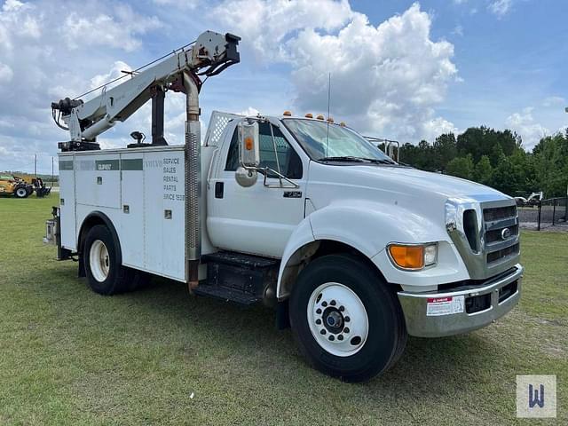 Image of Ford F-750 equipment image 2