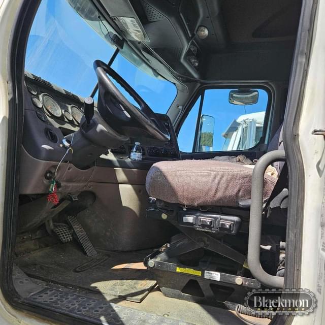 Image of Freightliner Cascadia equipment image 1