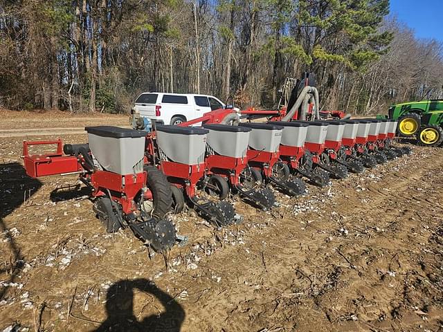 Image of Case IH 1235 equipment image 2