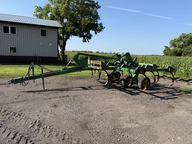 Image of John Deere 680 equipment image 2
