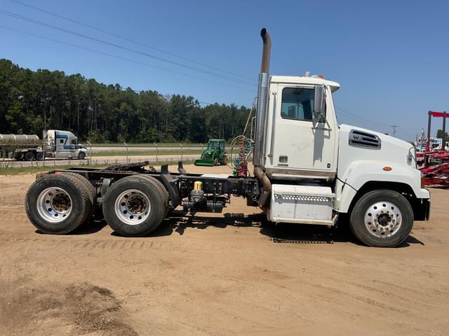 Image of Western Star 4700SF equipment image 3
