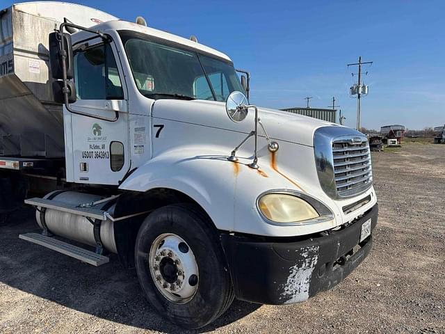 Image of Freightliner Columbia 120 equipment image 1