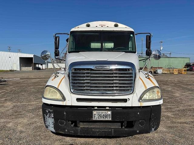 Image of Freightliner Columbia 120 equipment image 2