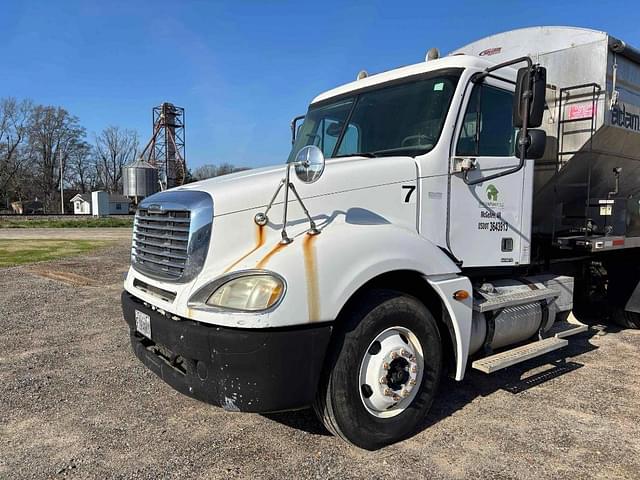 Image of Freightliner Columbia 120 equipment image 3