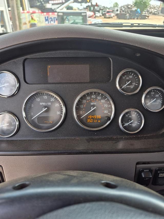 Image of Peterbilt 337 equipment image 4
