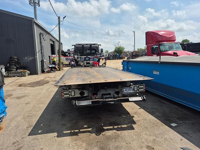 Image of Peterbilt 337 equipment image 3