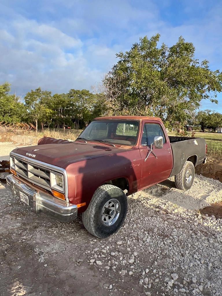 Image of Dodge D150 Image 0