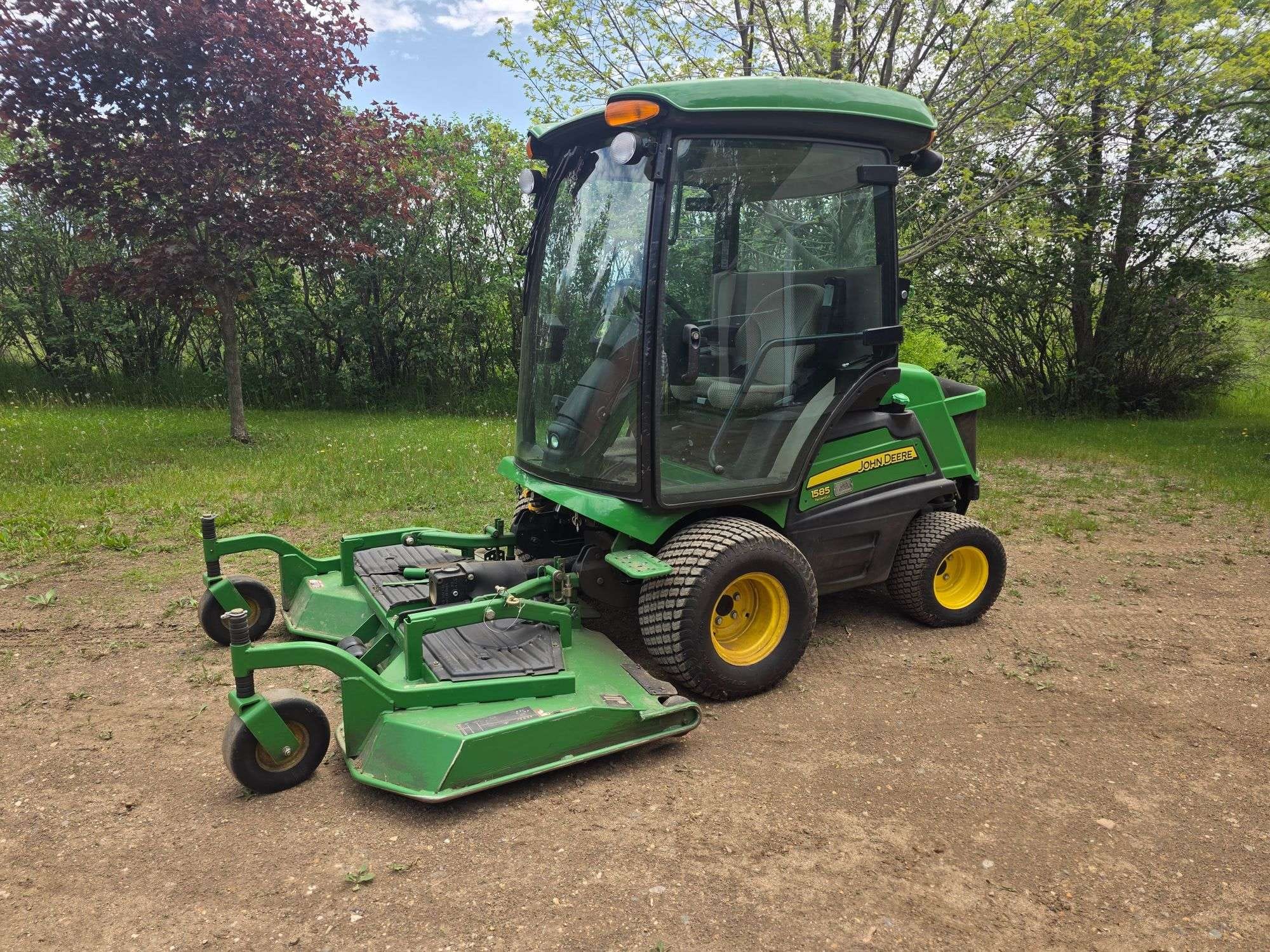 John Deere 1585 Equipment Image0
