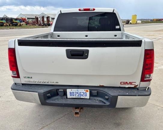 Image of GMC Sierra 1500 equipment image 3