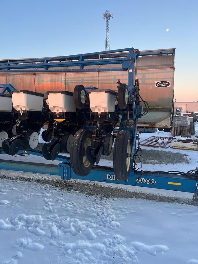 Image of Kinze 3600 equipment image 3