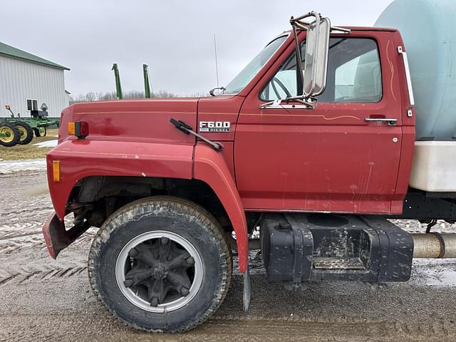 Image of Ford F-600 equipment image 2