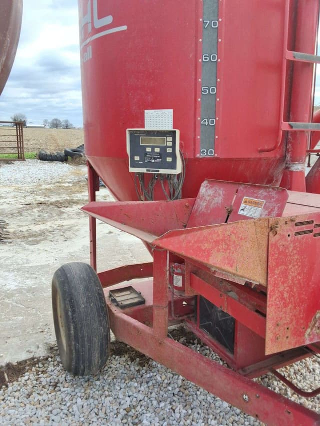 Image of Gehl MX125 equipment image 4