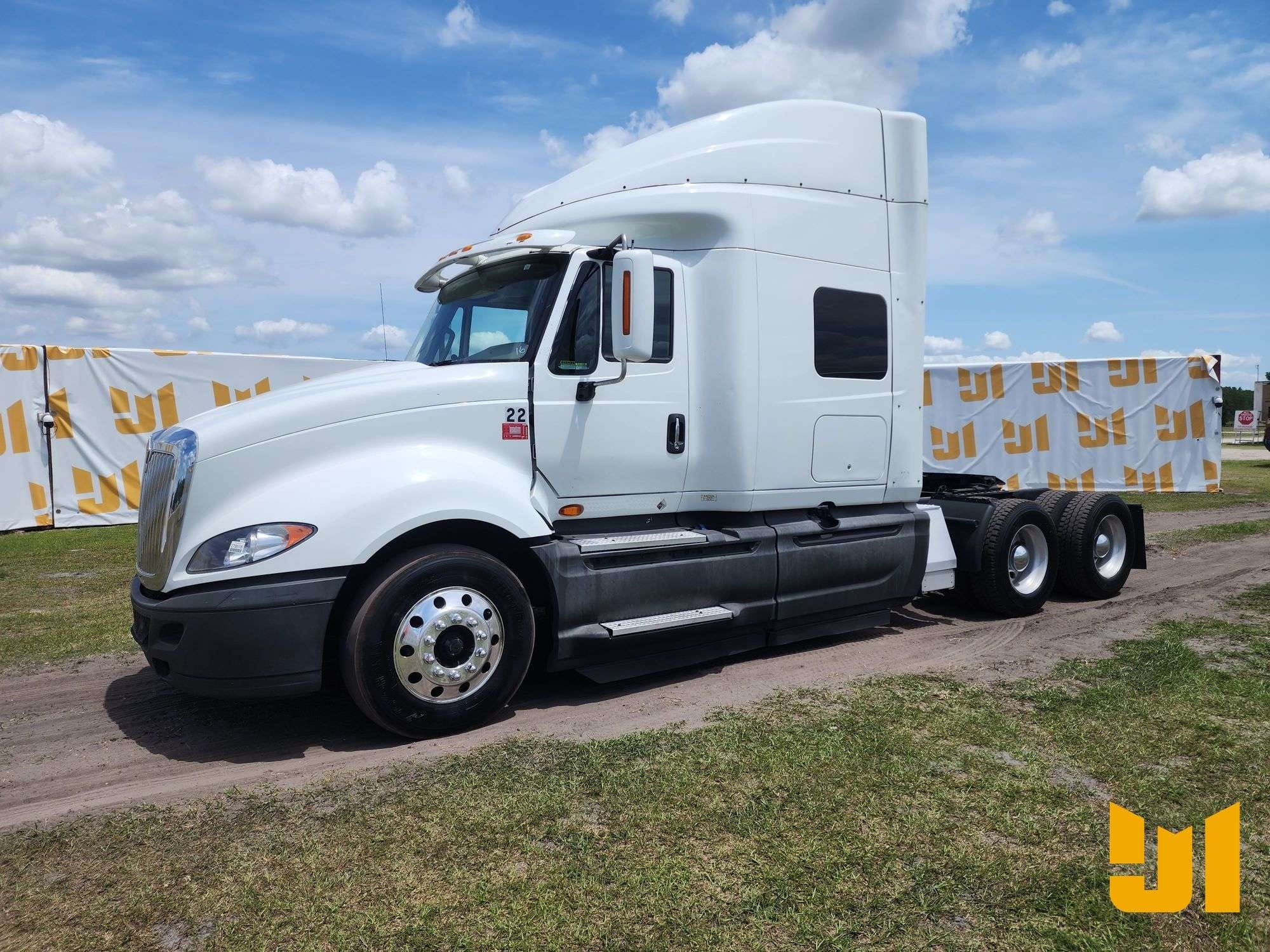 2016 International LF687 Equipment Image0