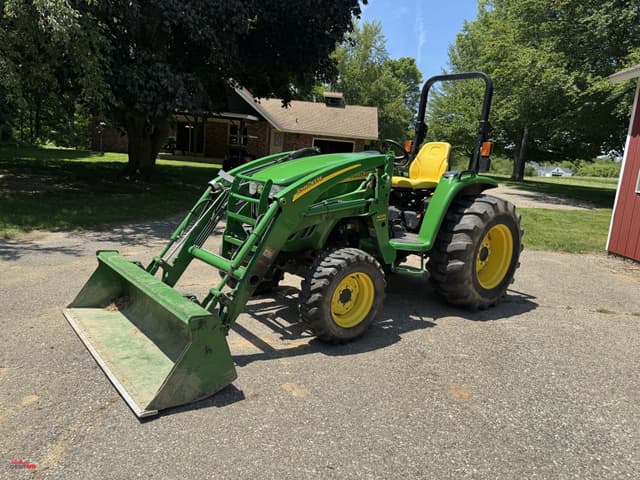 Image of John Deere 4320 equipment image 2