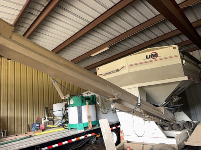 Image of Unverferth Seed Runner 2750 equipment image 3