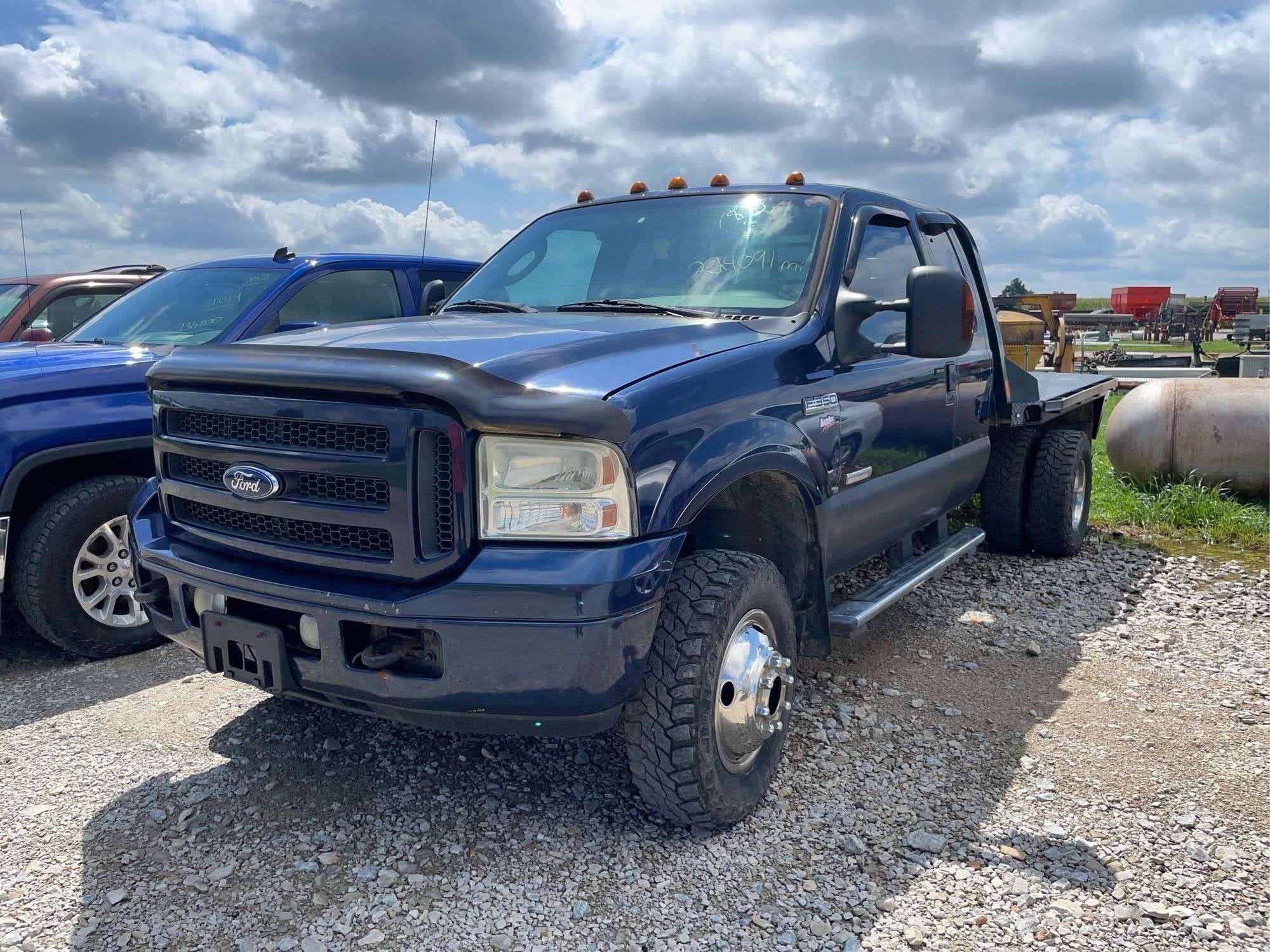 2005 Ford F-350 Equipment Image0
