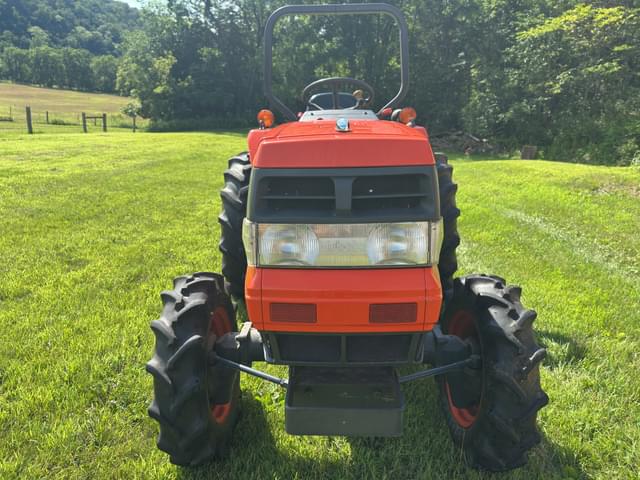 Image of Kubota L2900 equipment image 2