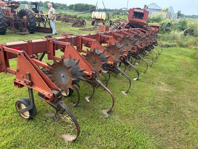 Image of International Harvester 183 equipment image 2