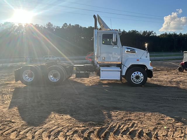 Image of Western Star 4700SF equipment image 3