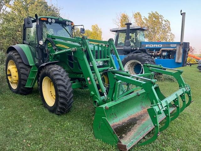 Image of John Deere 7330 equipment image 1