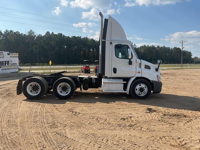 Image of Freightliner Cascadia equipment image 3