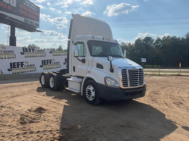 Image of Freightliner Cascadia equipment image 2