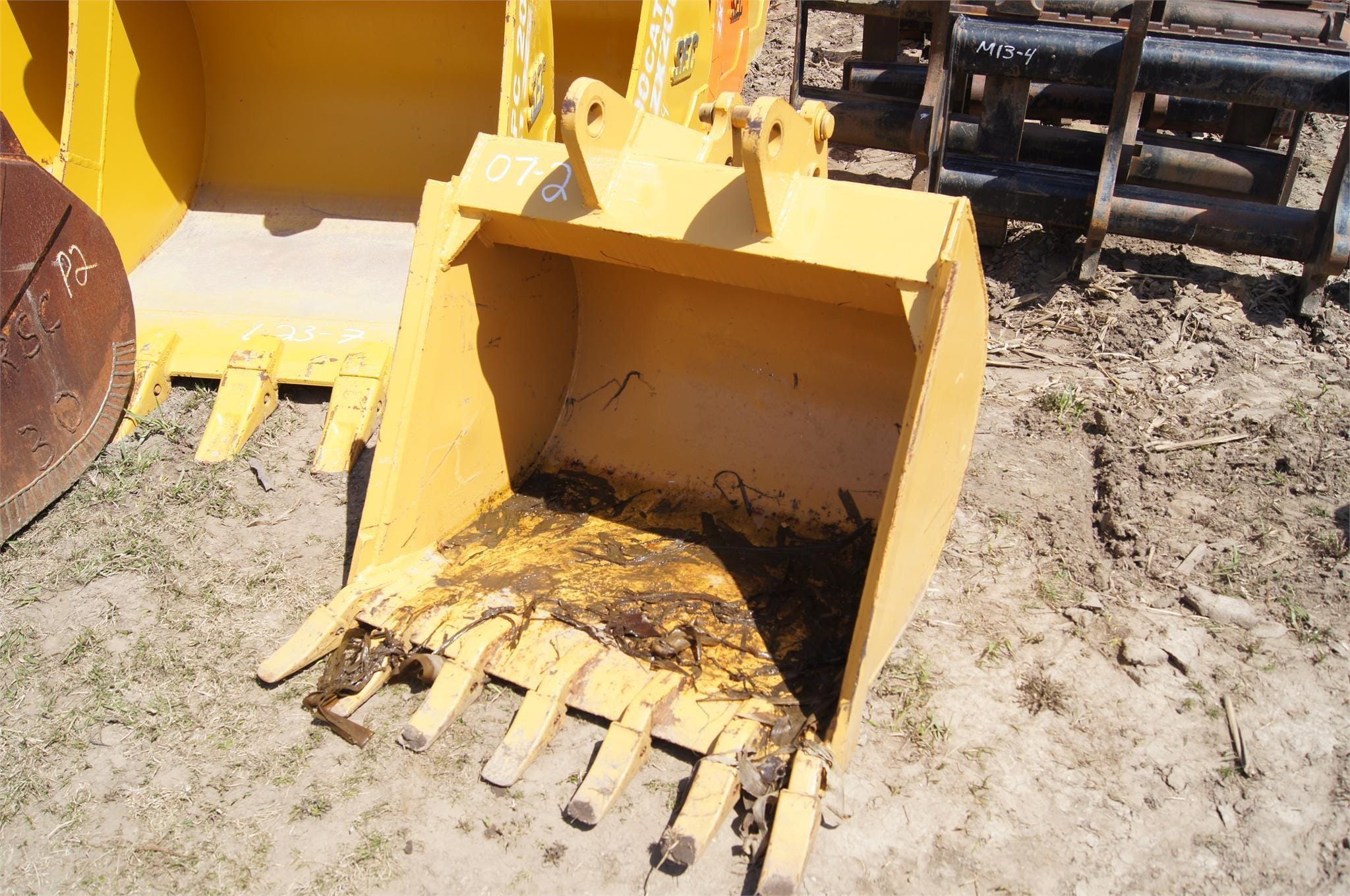 Undetermined Bucket Equipment Image0