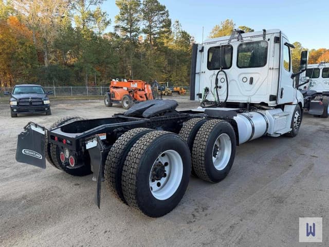 Image of Freightliner Cascadia 126 equipment image 3