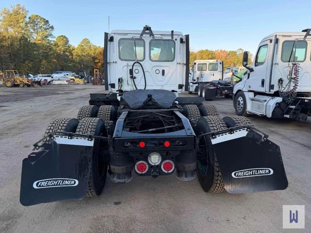 Image of Freightliner Cascadia 126 equipment image 4
