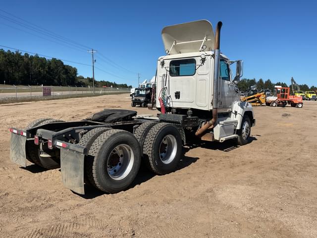 Image of Western Star 4700SF equipment image 4