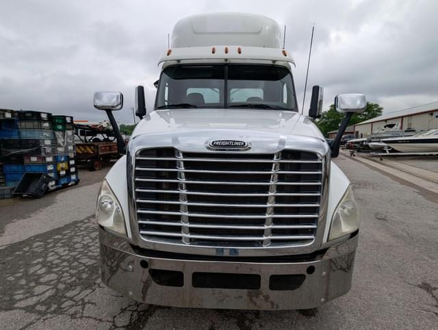 Image of Freightliner Cascadia equipment image 2