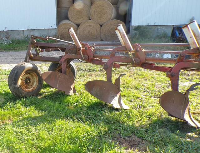 Image of International Harvester 735 equipment image 1