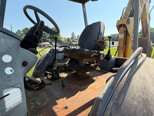 Image of New Holland 655E equipment image 4