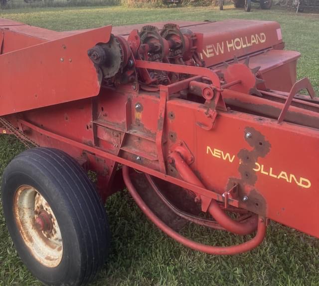 Image of New Holland Hayliner 273 equipment image 2