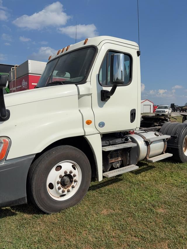 Image of Freightliner Cascadia 125 equipment image 3
