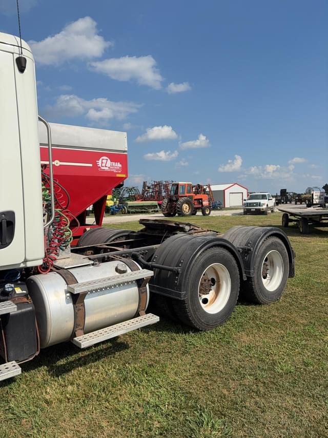 Image of Freightliner Cascadia 125 equipment image 4