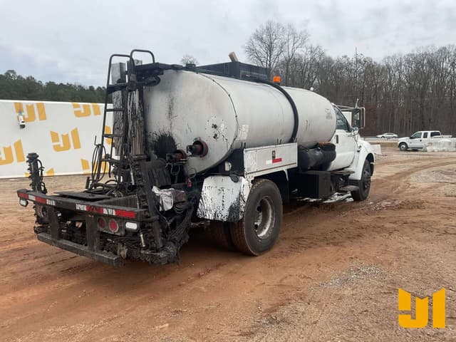 Image of Ford F-750 equipment image 4