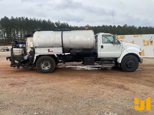 Image of Ford F-750 equipment image 3