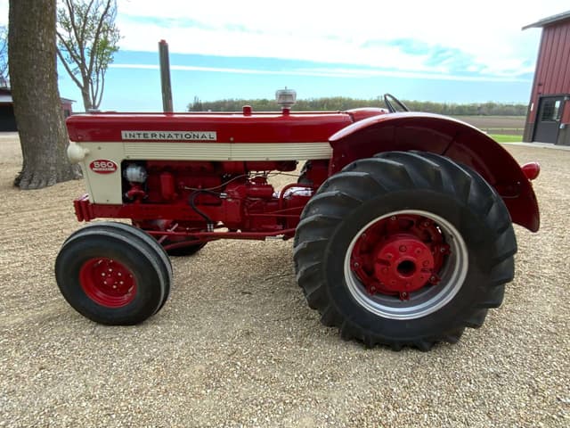 Image of International Harvester 560 equipment image 1