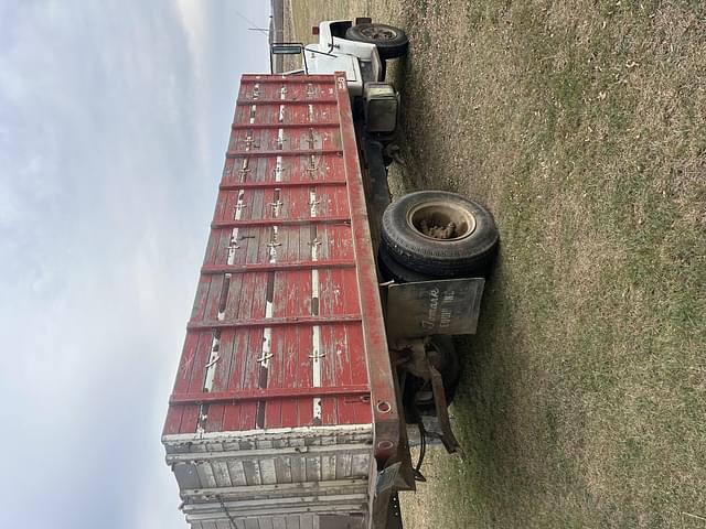 Image of International Loadstar 1700 equipment image 3