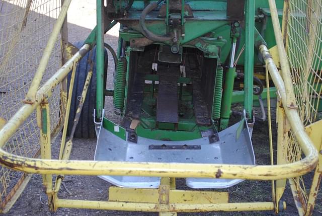 Image of John Deere 336 equipment image 4