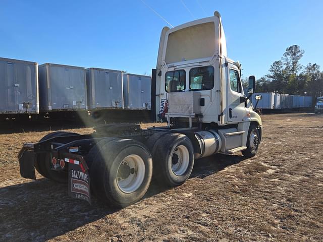 Image of Freightliner Cascadia equipment image 4