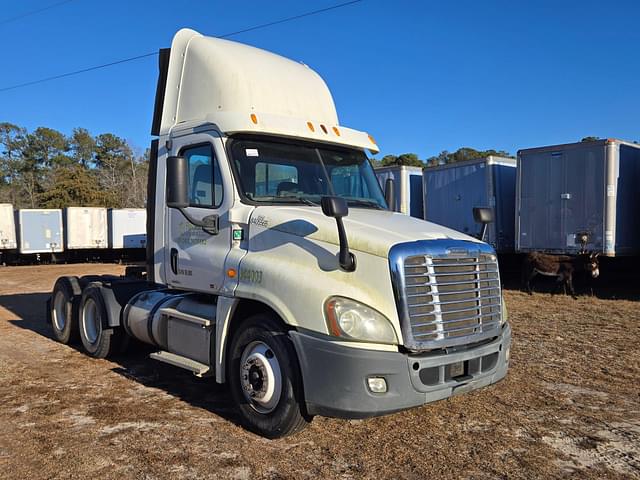 Image of Freightliner Cascadia equipment image 2