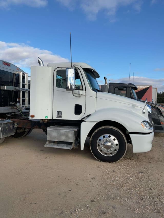 Image of Freightliner Columbia equipment image 3